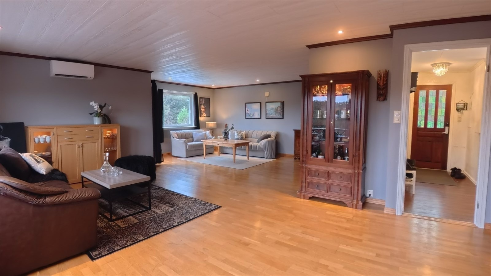 Stor stue med god plass til å innrede med flere sofagrupper og spisebord. Galleribilde