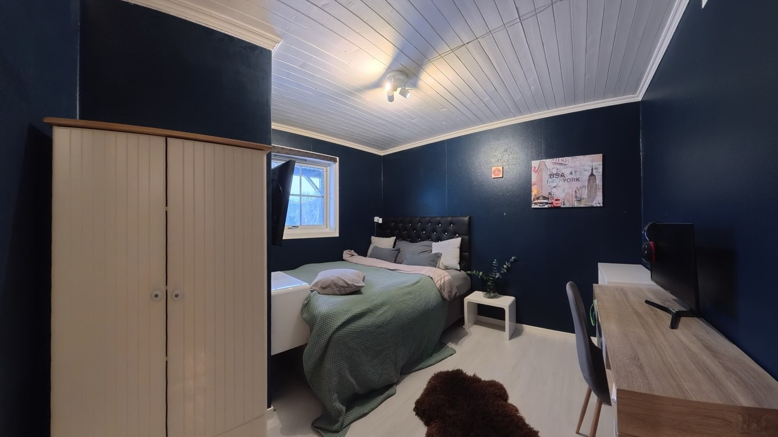 Alle soverommene har god plass til å innrede med dobbeltseng og garderobeskap. Galleribilde