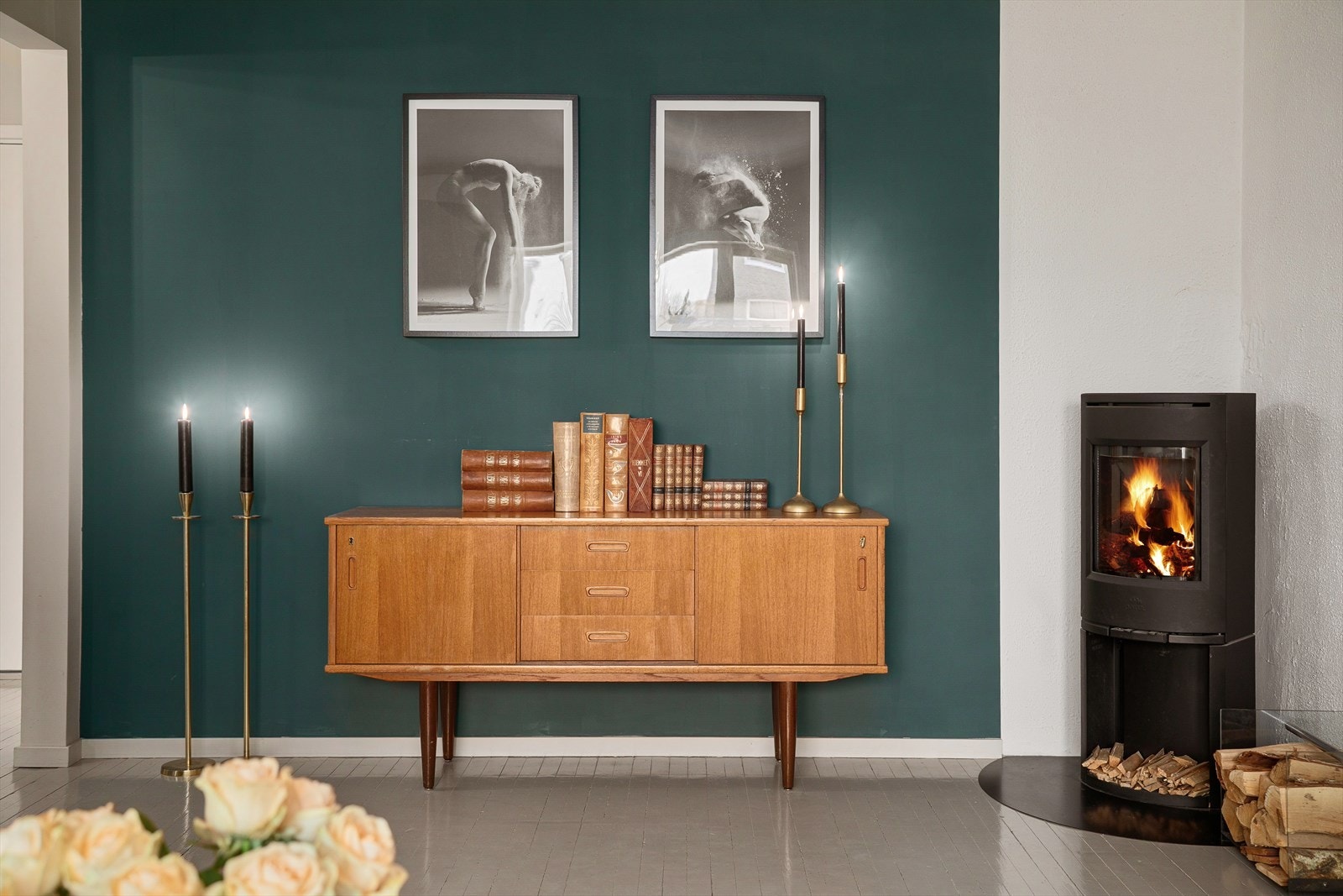 Det er peis i stuen som bidrar til en lun og hyggelig atmosfære i oppholdsrommet Galleribilde