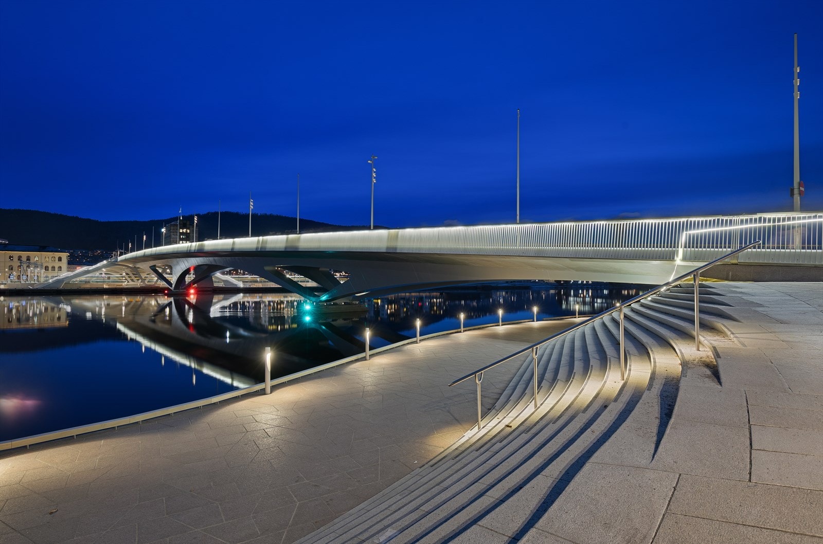 Via den nye bybrua er det kort vei over til Bragernes sentrum Galleribilde