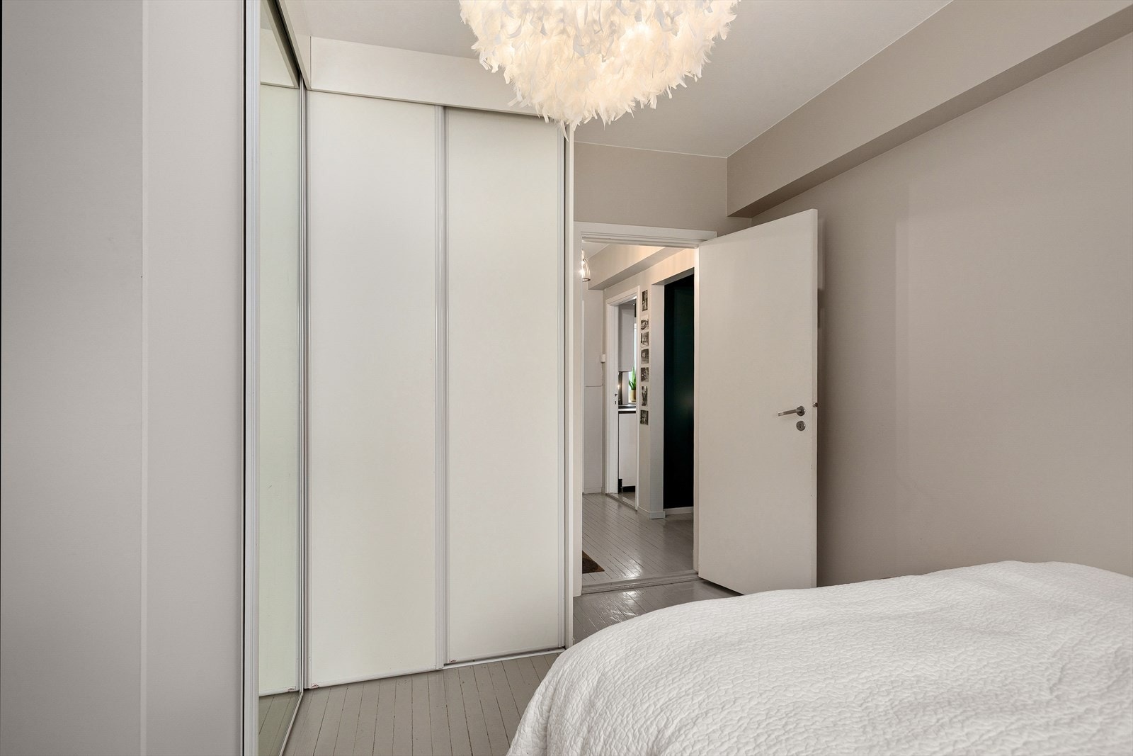 Det er satt inn stor skyvedørsgarderobe med god plass for oppbevaring av garderoben Galleribilde