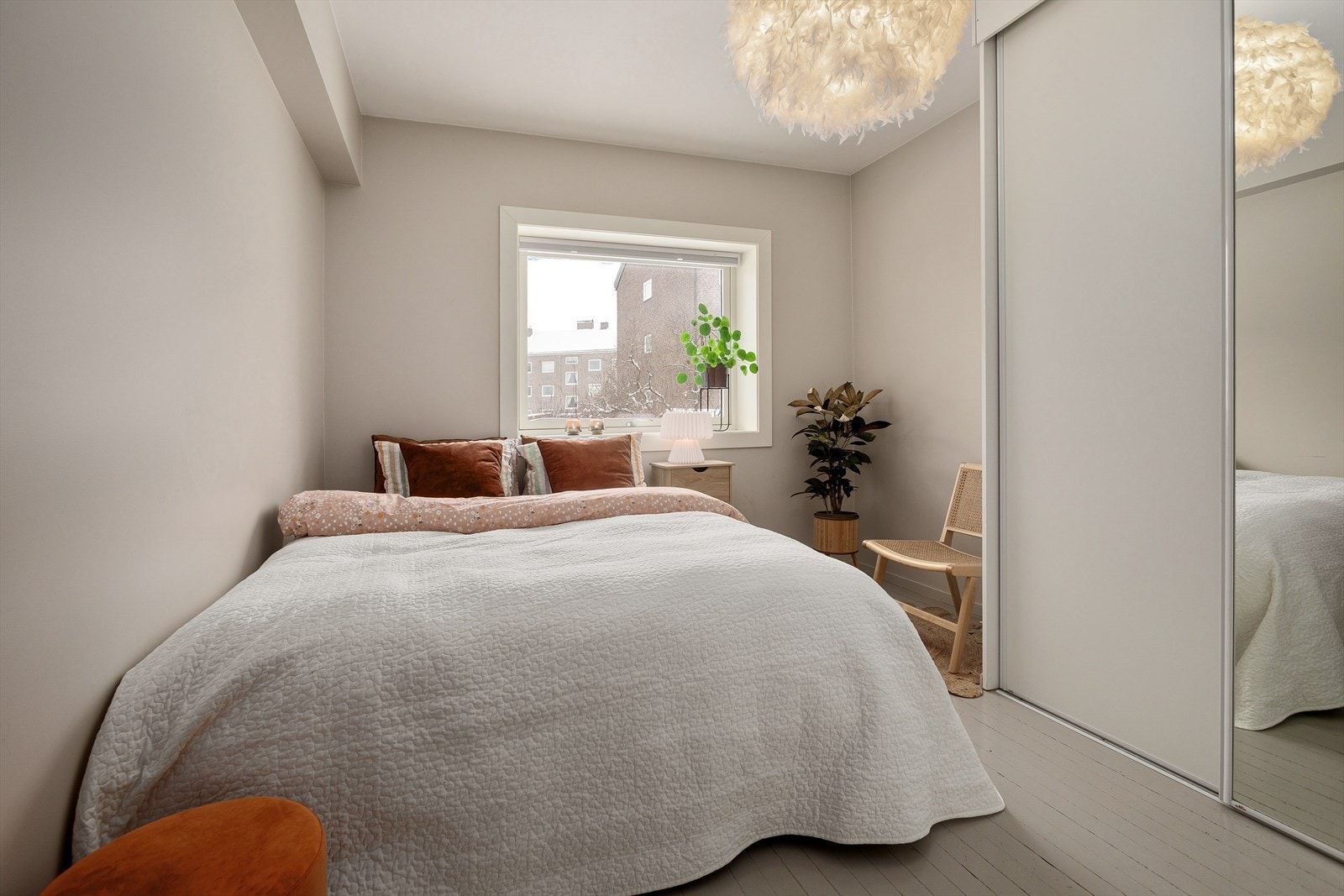 Lyst og pent soverom med god plass for dobbeltseng og tilhørende nattbord Galleribilde