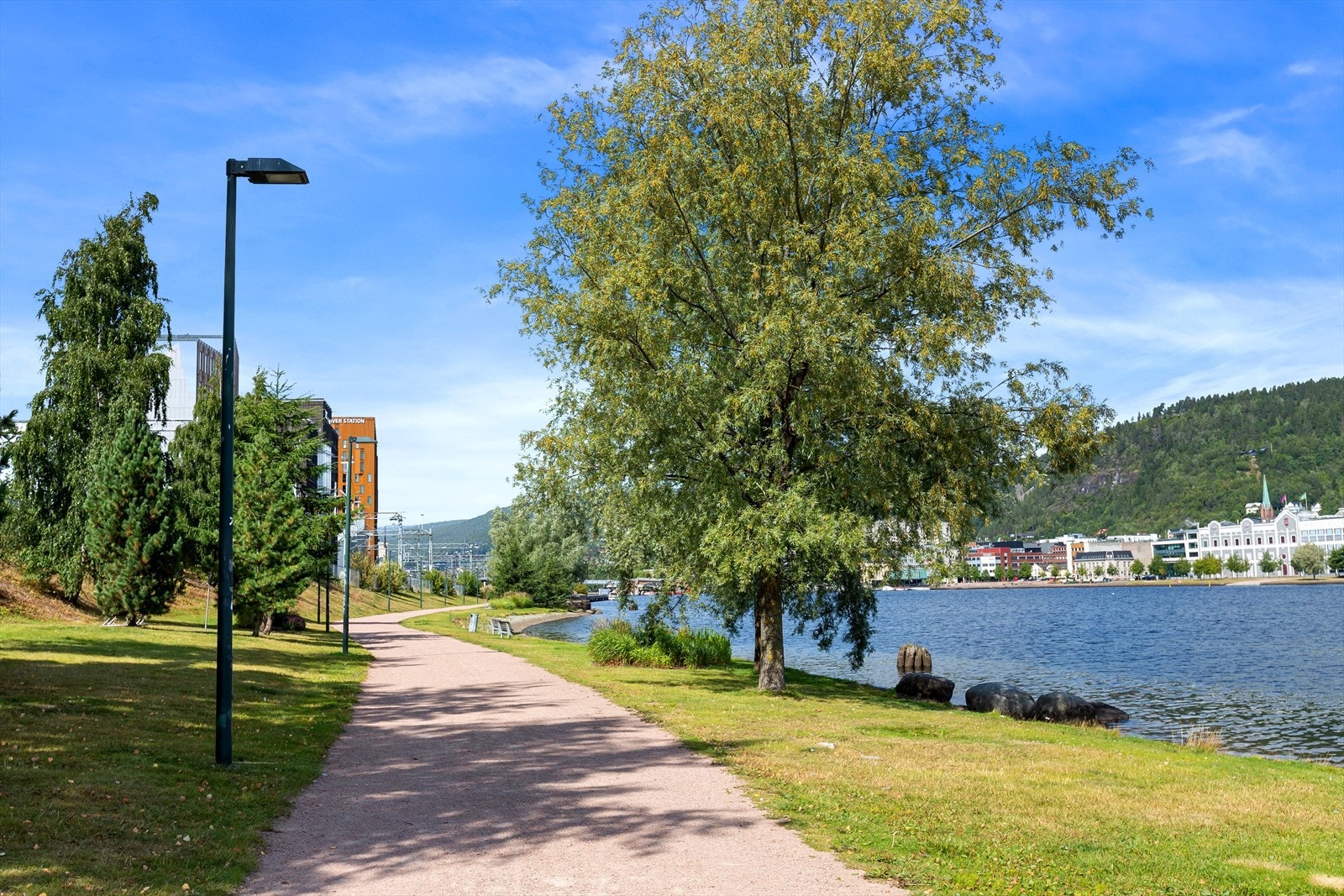Det er kort vei til strandpromenaden som er en yndet søndagstur i området Galleribilde