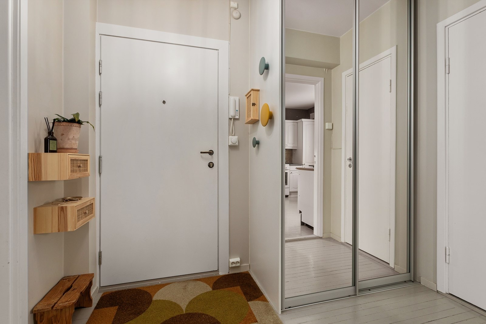 Velkommen inn - Praktisk skyvedørsgarderobe Galleribilde