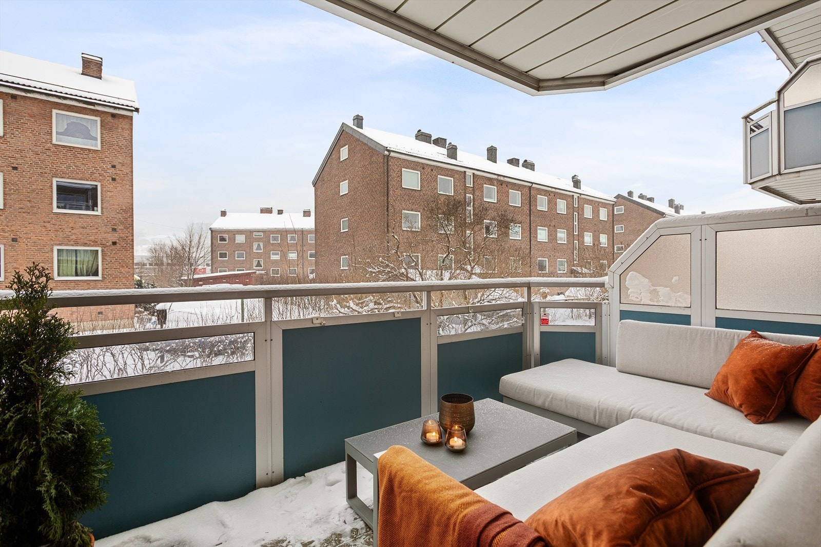 Flott overbygd balkong med gode solforhold og god plass til møblement Galleribilde