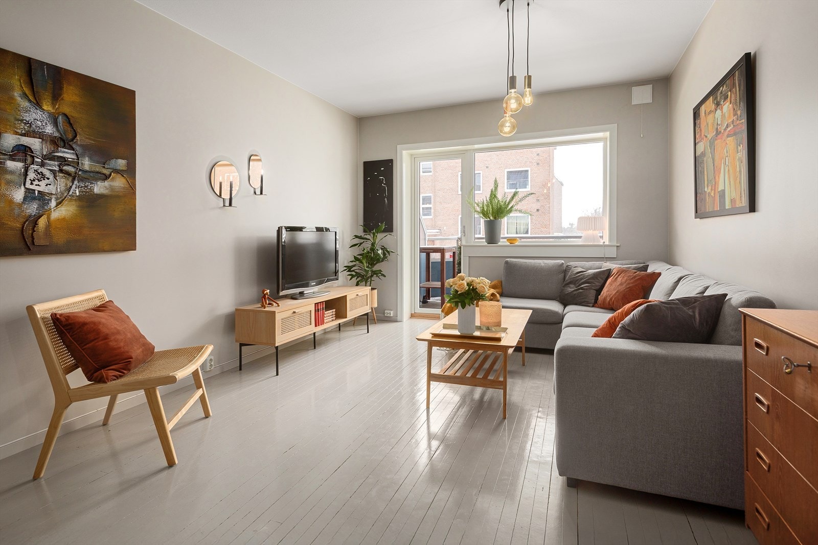 Lys og trivelig stue som er oppgradert i 2015 med gipsplater på vegg Galleribilde