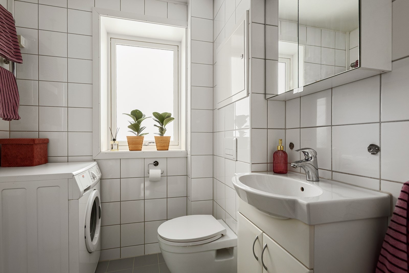 Det er opplegg for vaskemaskin og tørketrommel på badet Galleribilde