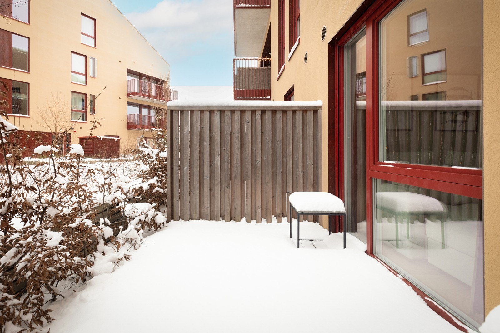 Uteplassen er en forlengelse av stuen og ligger vendt mot sameiets gårdsrom. Galleribilde