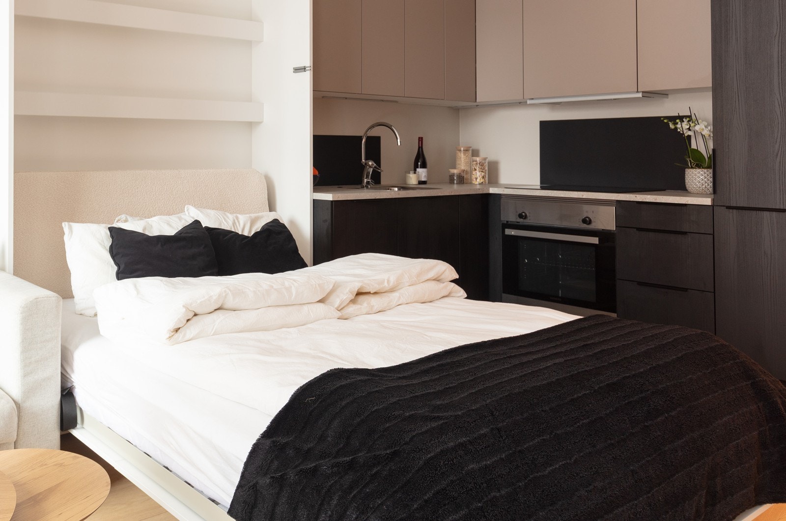 Den åpne løsningen gir en sømløs overgang mellom leilighetens ulike soner. Galleribilde