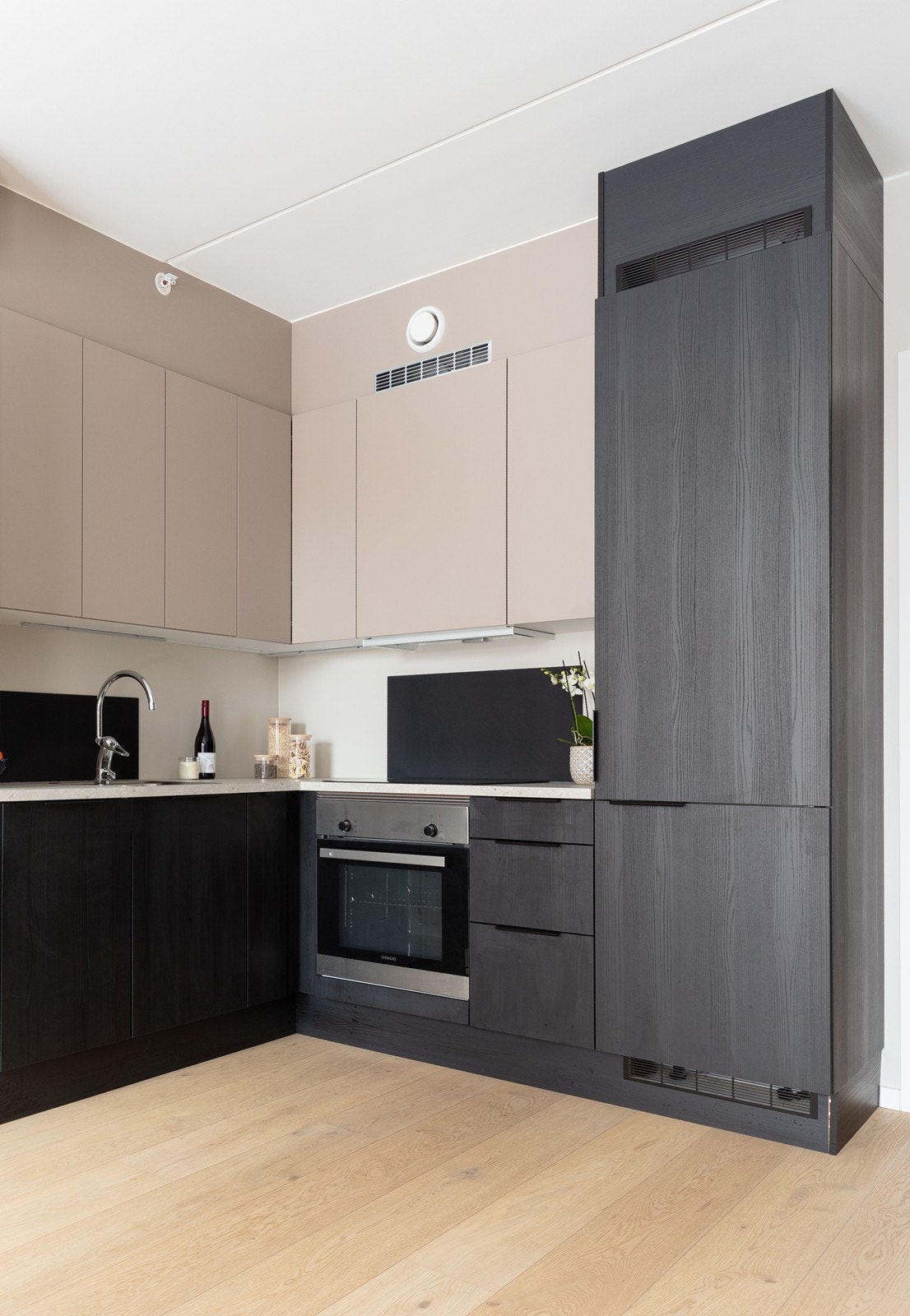 Kjøkkenet er utstyrt med induksjonstopp, stekeovn, oppvaskmaskin og integrert kjøl/fryseskap. Galleribilde