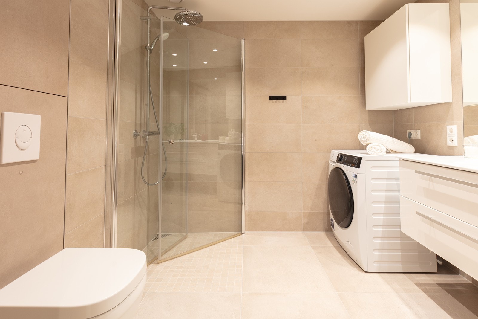 Delikat, flislagt bad med gulvvarme og opplegg for vaskemaskin. Galleribilde