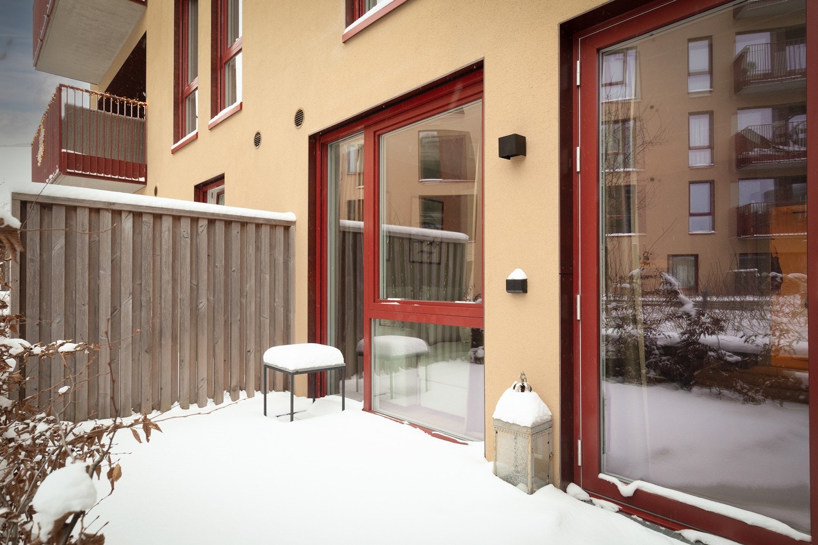 Terrassen gir et fint uterom med plass til en sittegruppe. Galleribilde