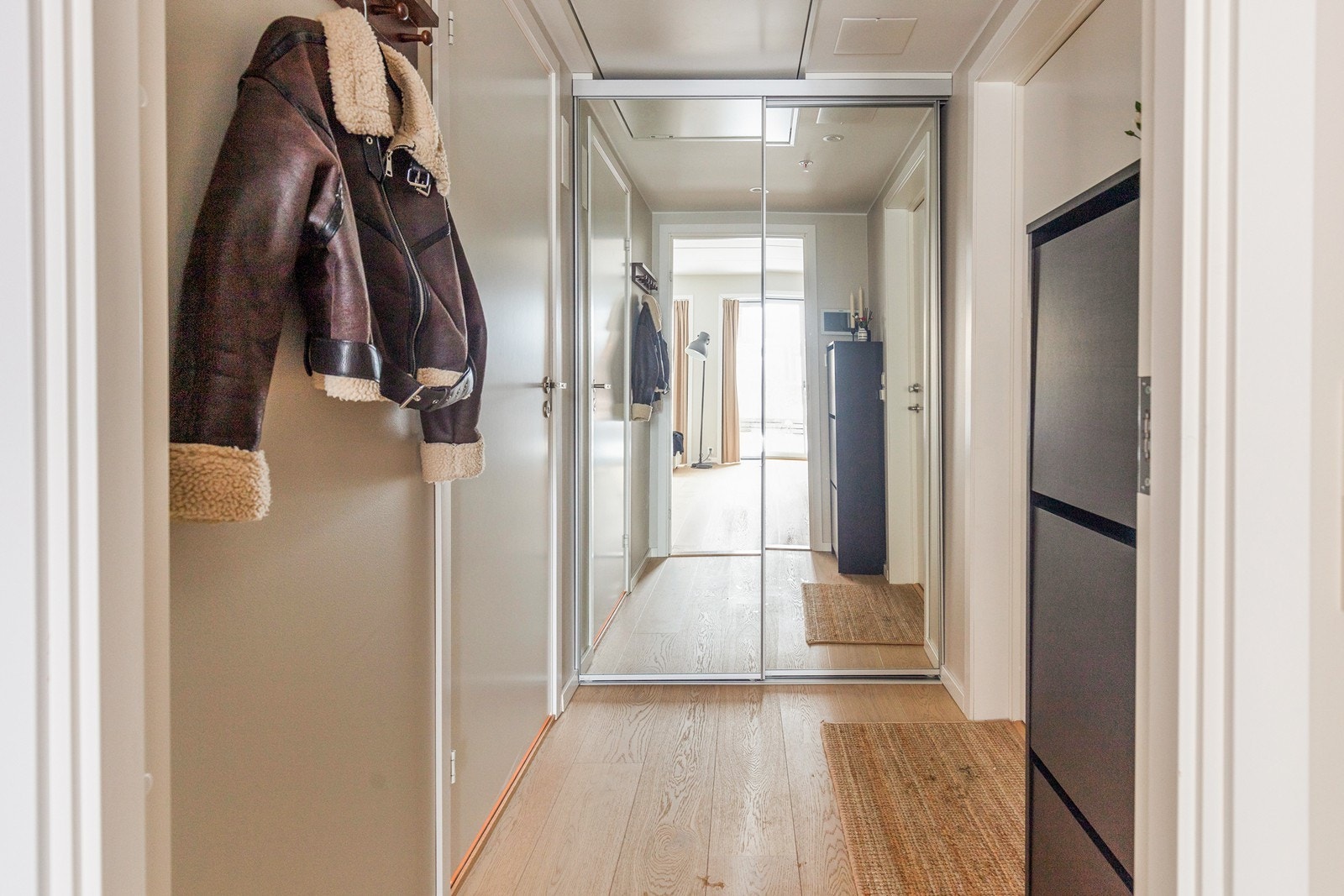Entréen har en romslig skyvedørsgarderobe med speilfronter for god oppbevaring. Galleribilde