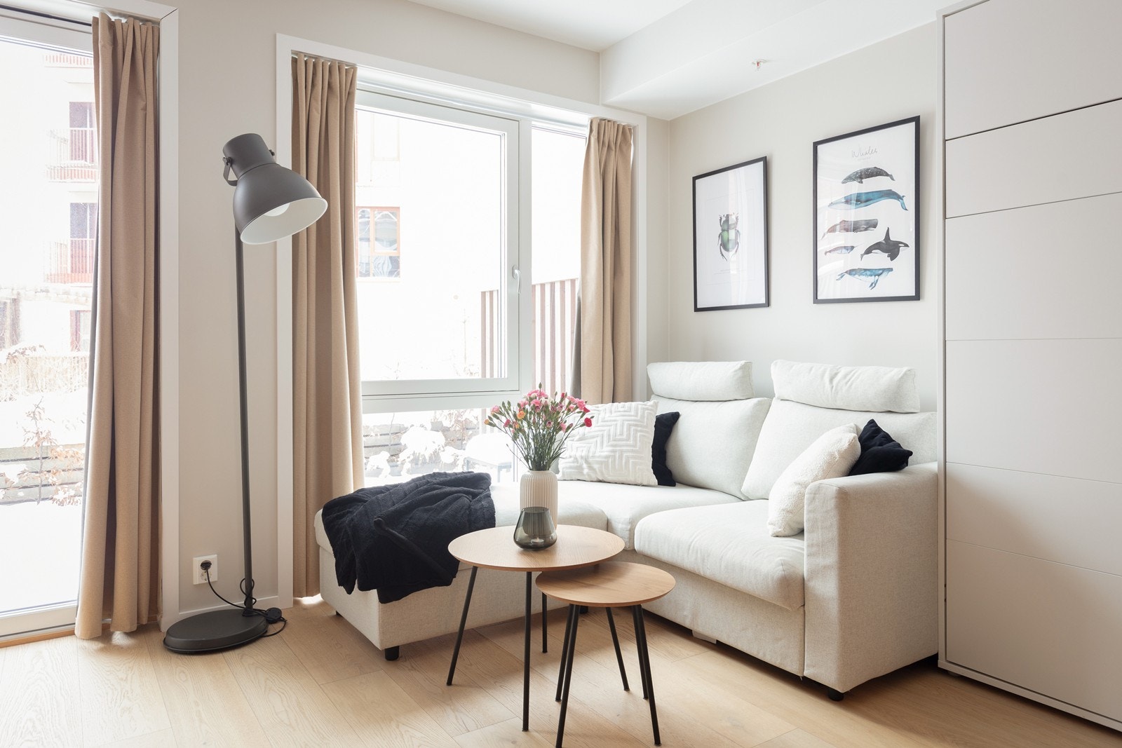 Rommet har en takhøyde på ca 2.64 meter, som bidrar til en luftig romfølelse. Galleribilde