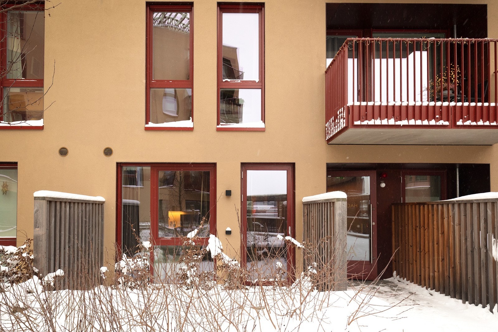 Bygget fra 2023 har en moderne fasade med puss, fasadeplater og teglstein. Galleribilde