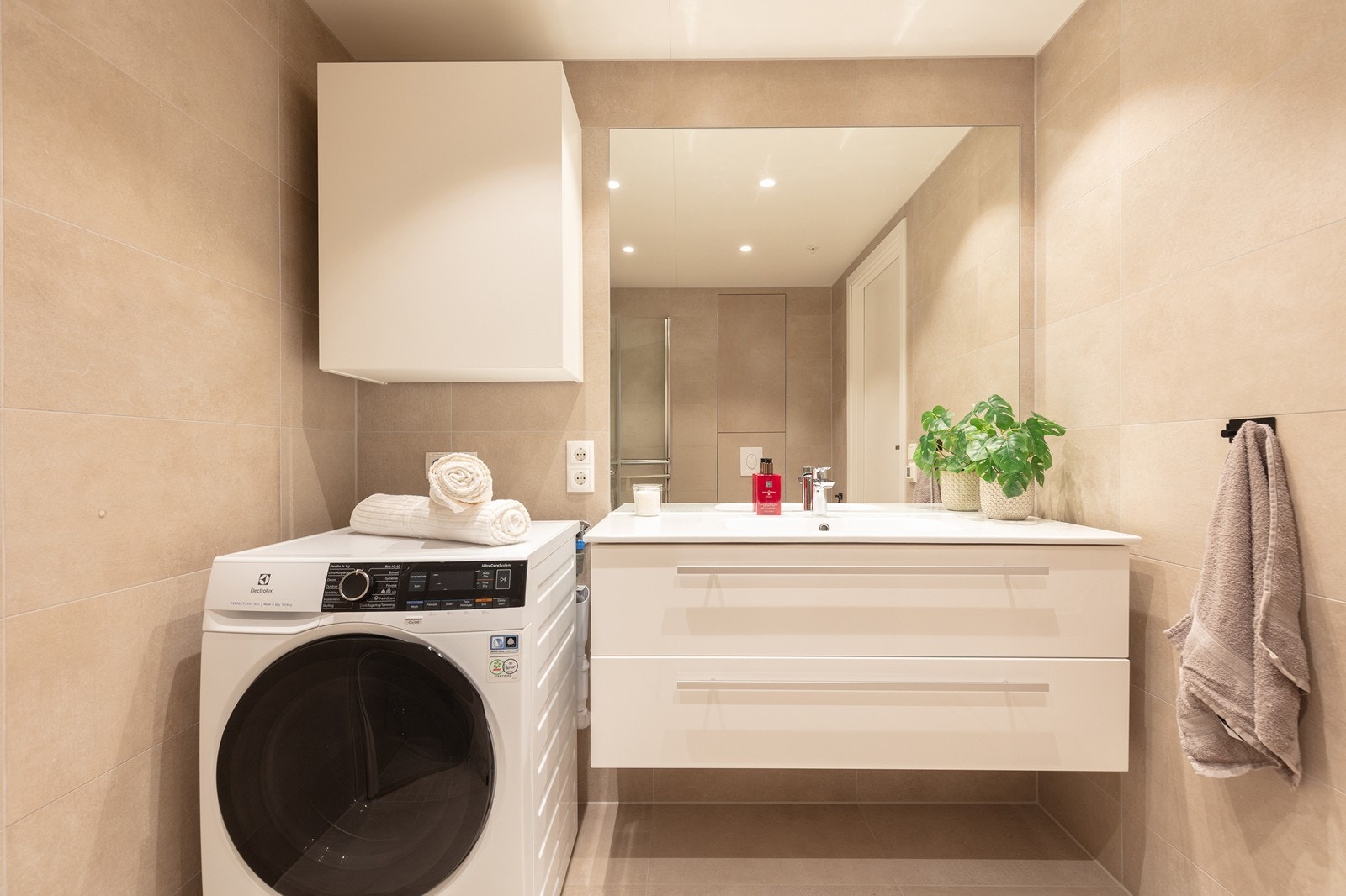 Baderomsinnredning med 120 cm bredt servantskap og et praktisk overskap gir god lagringsplass. Galleribilde