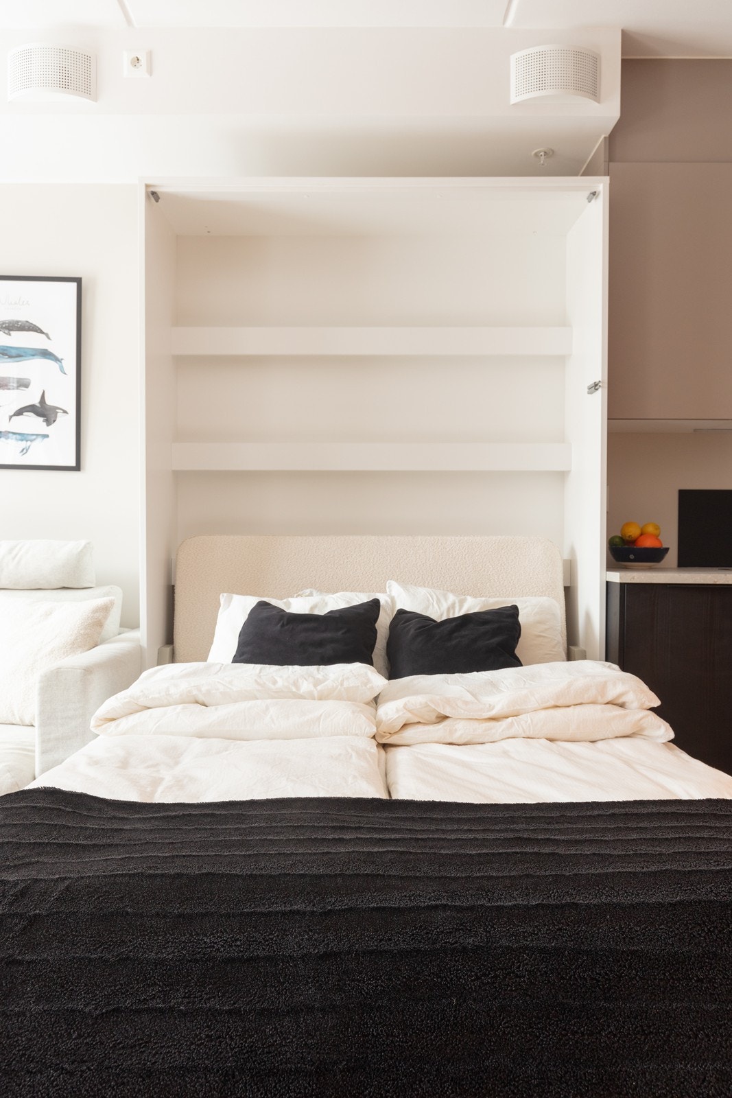 Praktiske hyller i skapsengen gir plass til oppbevaring. Galleribilde