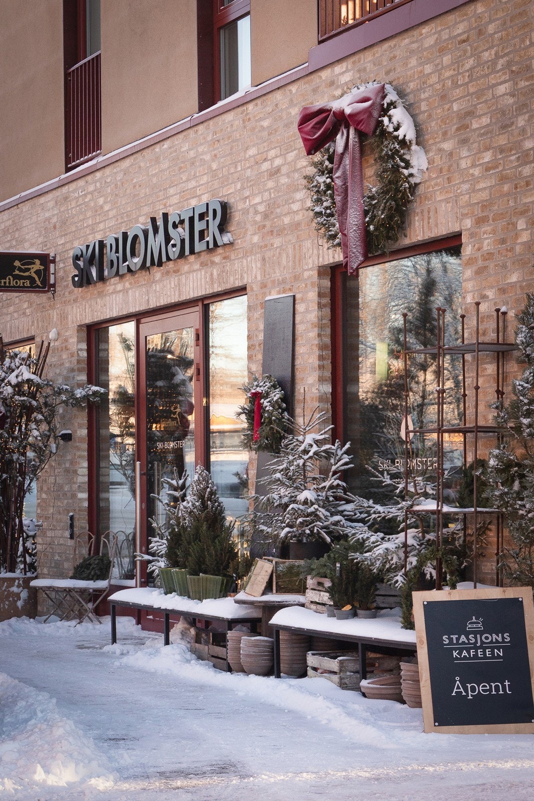 Området byr på et rikt utvalg av butikker og serveringssteder rett utenfor døren. Galleribilde