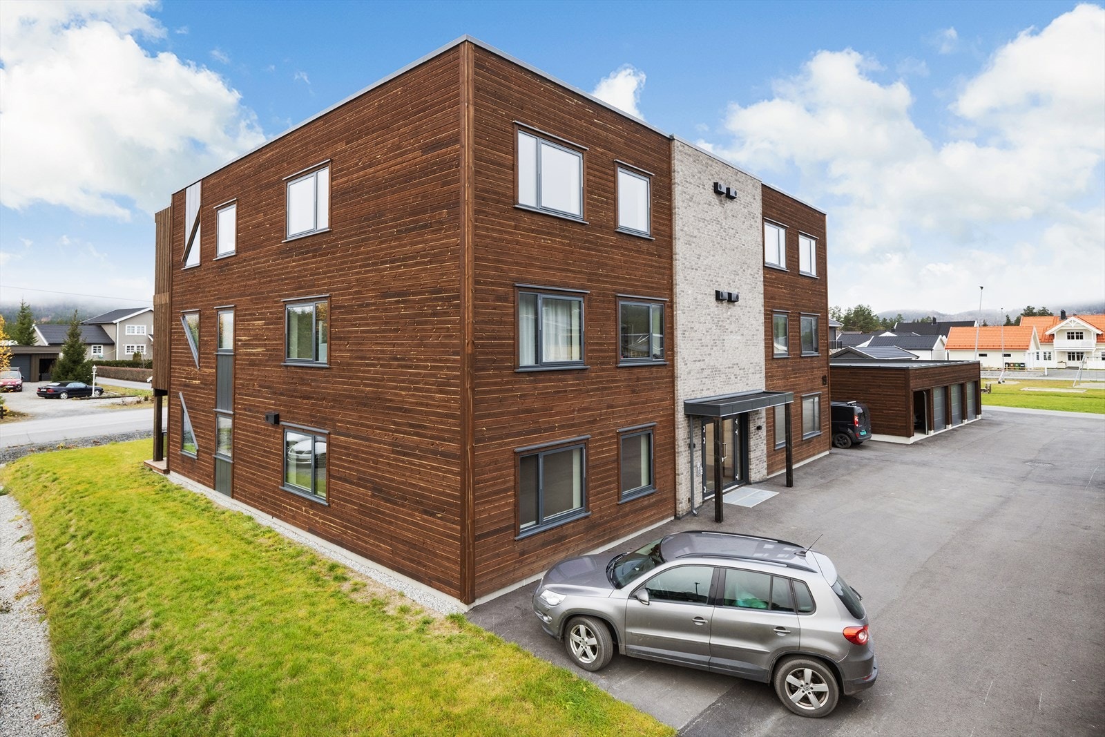 Eiendommen er pent opparbeidet med asfalterte adkomstveier og grøntarealer. Galleribilde