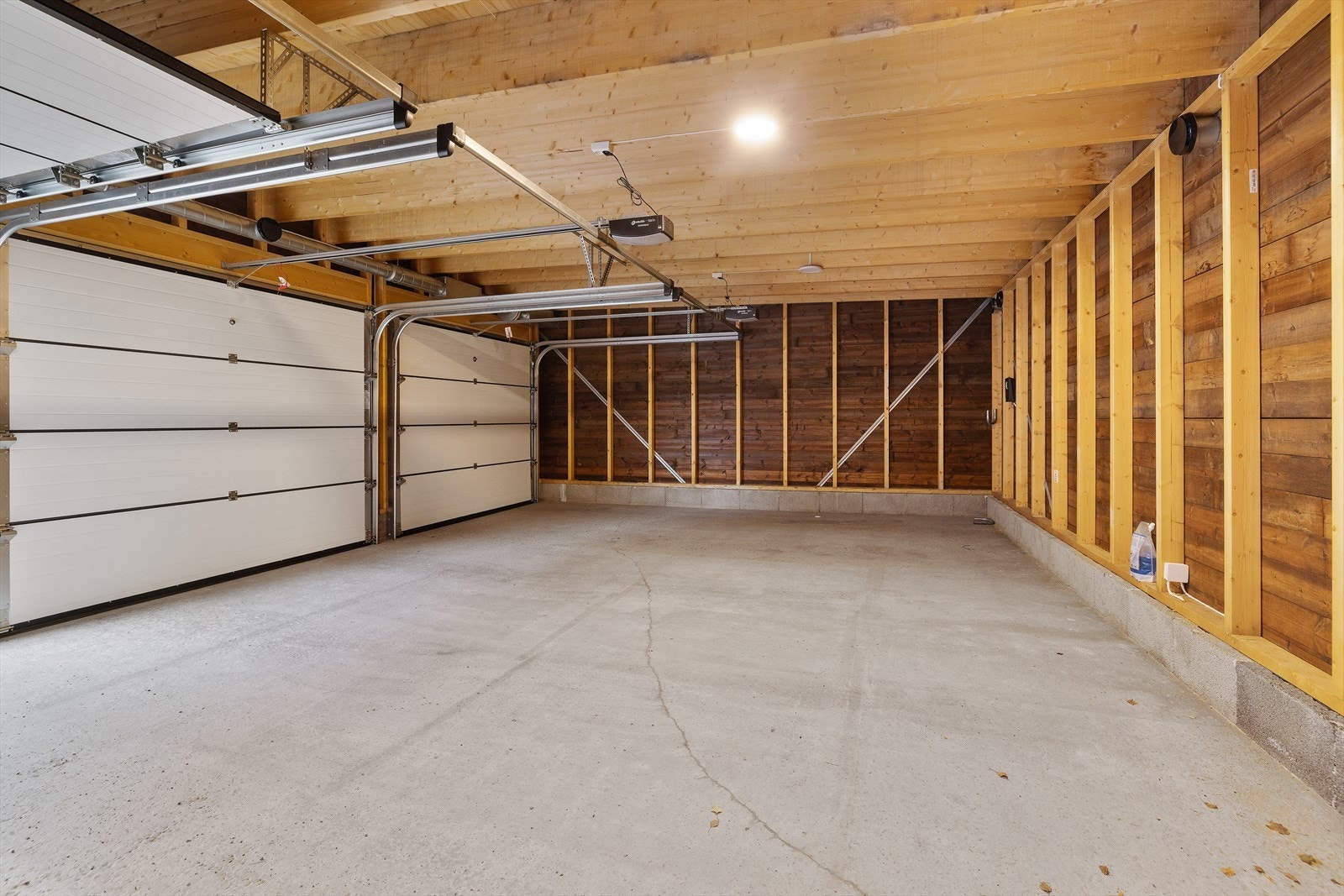 Det medfølger en romslig garasjeplass i felles anlegg med automatisk portåpner. Galleribilde