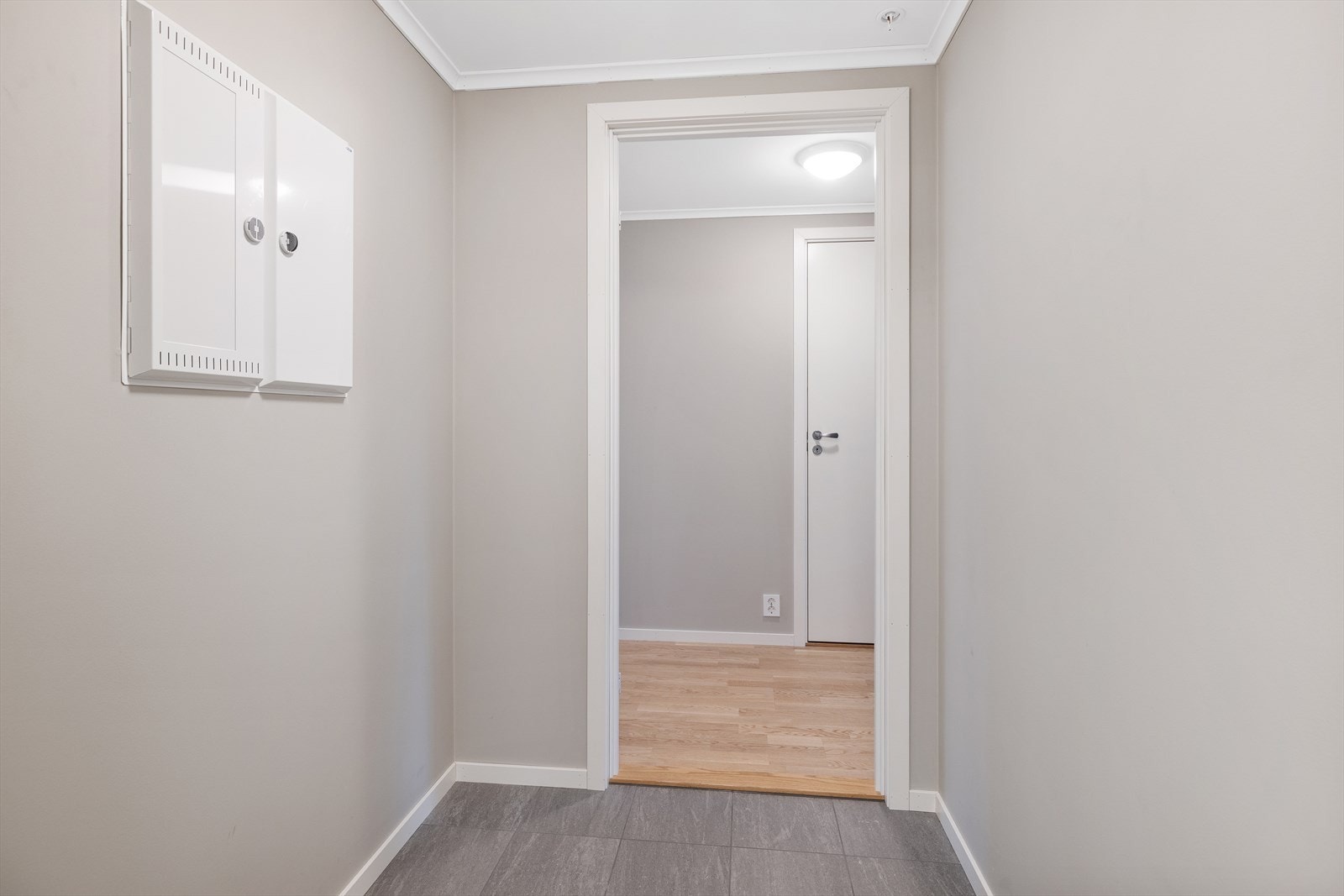 Entréen har et praktisk flislagt gulv og sikringsskap. Galleribilde