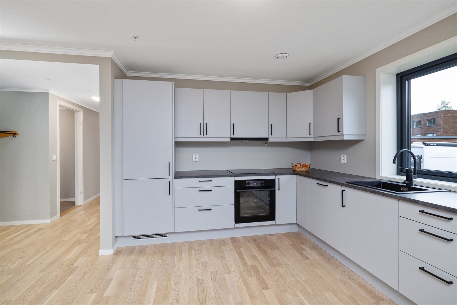 Leiligheten har et stilrent kjøkken med god skap- og benkeplass. Galleribilde