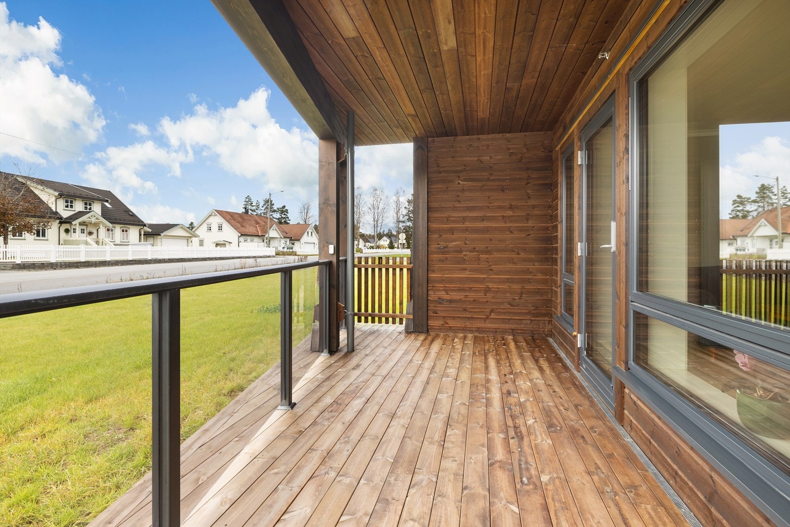 Terrassen har rekkverk i glass som bevarer utsynet, og er en fin forlengelse av stuen. Galleribilde