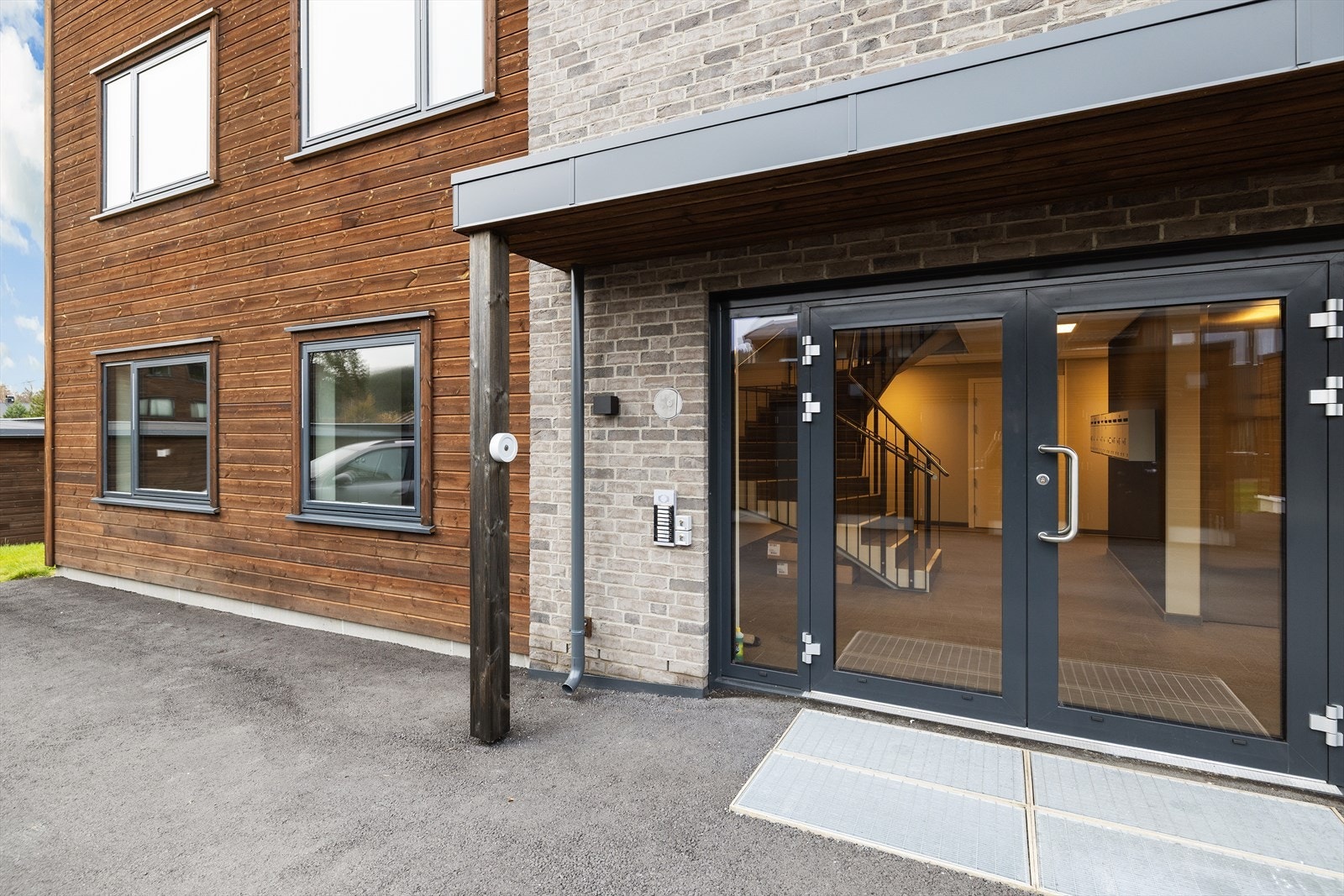 Felles inngangsparti med porttelefon for enkel og trygg adkomst. Galleribilde