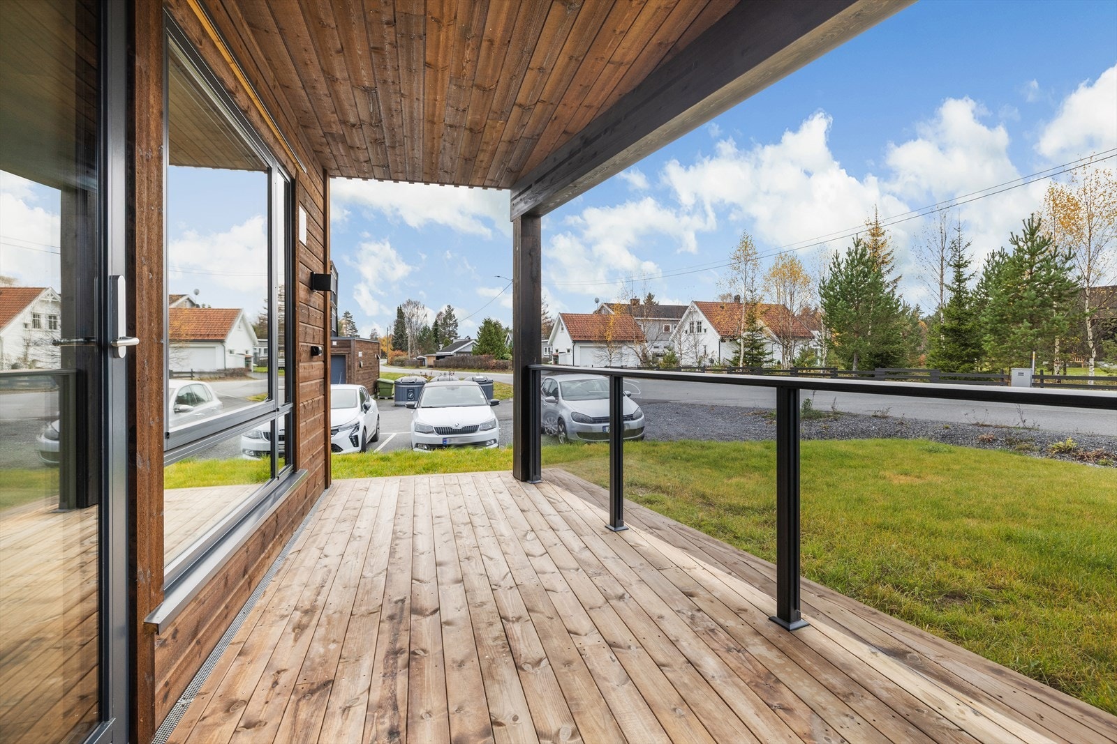 Fra stuen er det utgang til en romslig, overbygget markterrasse. Galleribilde