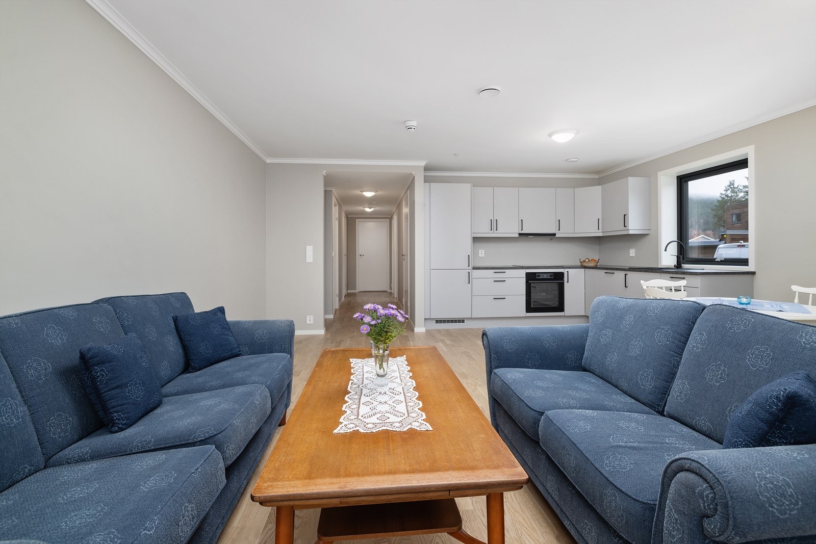 Stuen har god plass til både sofagruppe og spisebord. Galleribilde