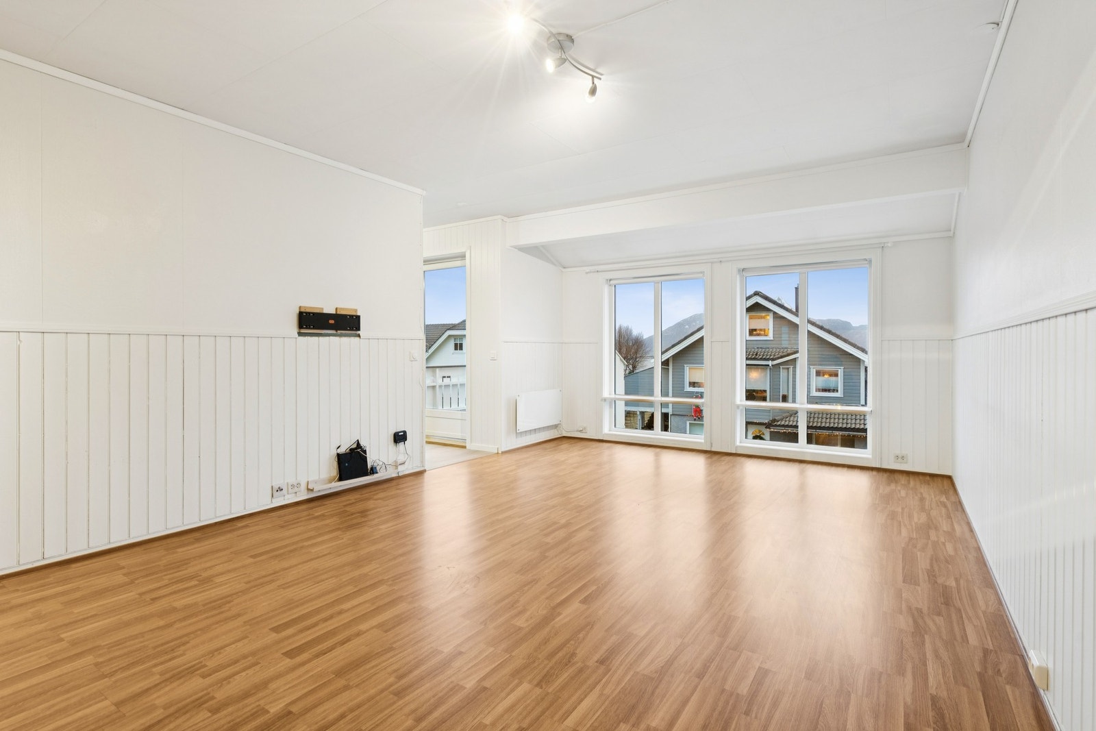 Her får du en lys og moderne leilighet bestående av entre, bod, bad stue, kjøkken samt 2 soverom Galleribilde