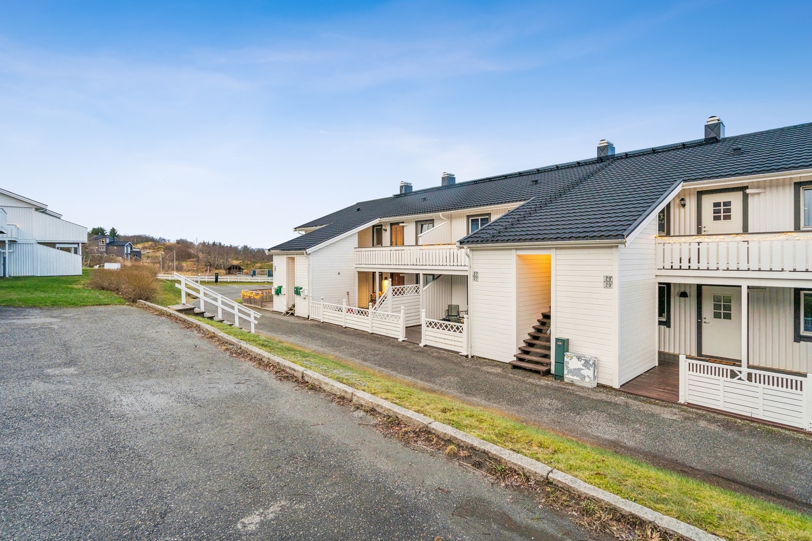 Området er populært både for de som ønsker en rolig hverdag med nærhet til flotte turområder, eller til barnehage og skole Galleribilde