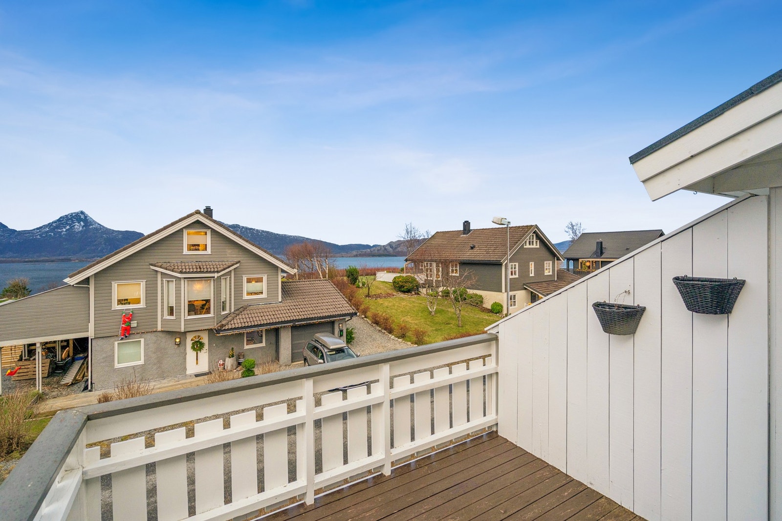 Balkongen vender mot sør og byr på rikelig med sol gjennom hele ettermiddagen og kvelden Galleribilde