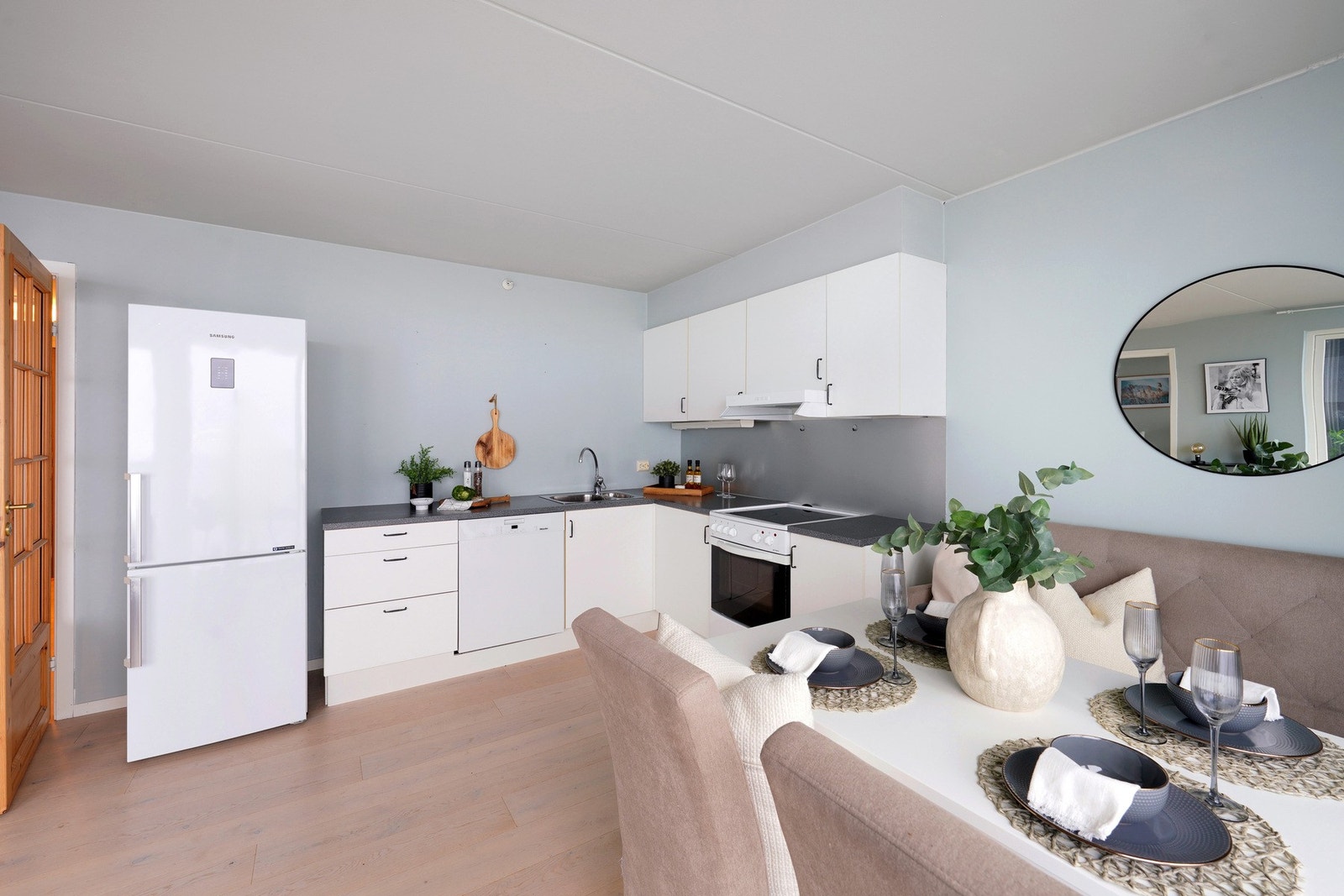 Kjøkkenet har hvite fronter og godt med skapplass. Galleribilde