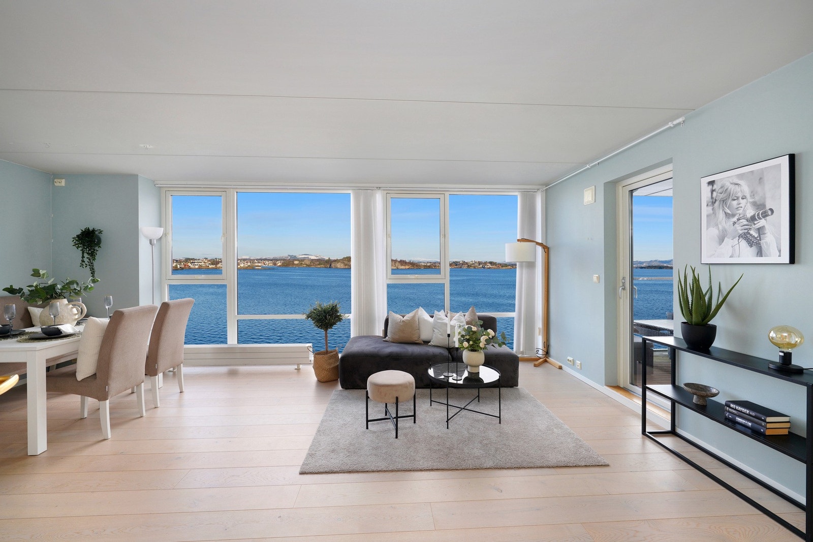 Stuen har nyere gulv og oppleves lys og innbydende. Galleribilde