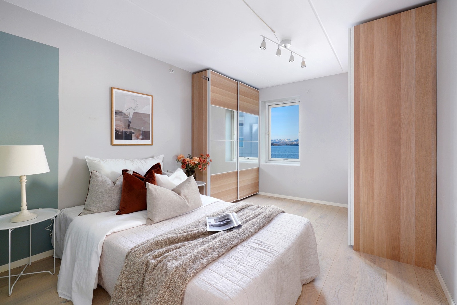 Soverom 1 i boligen. Nydelig utsikt her også. Galleribilde