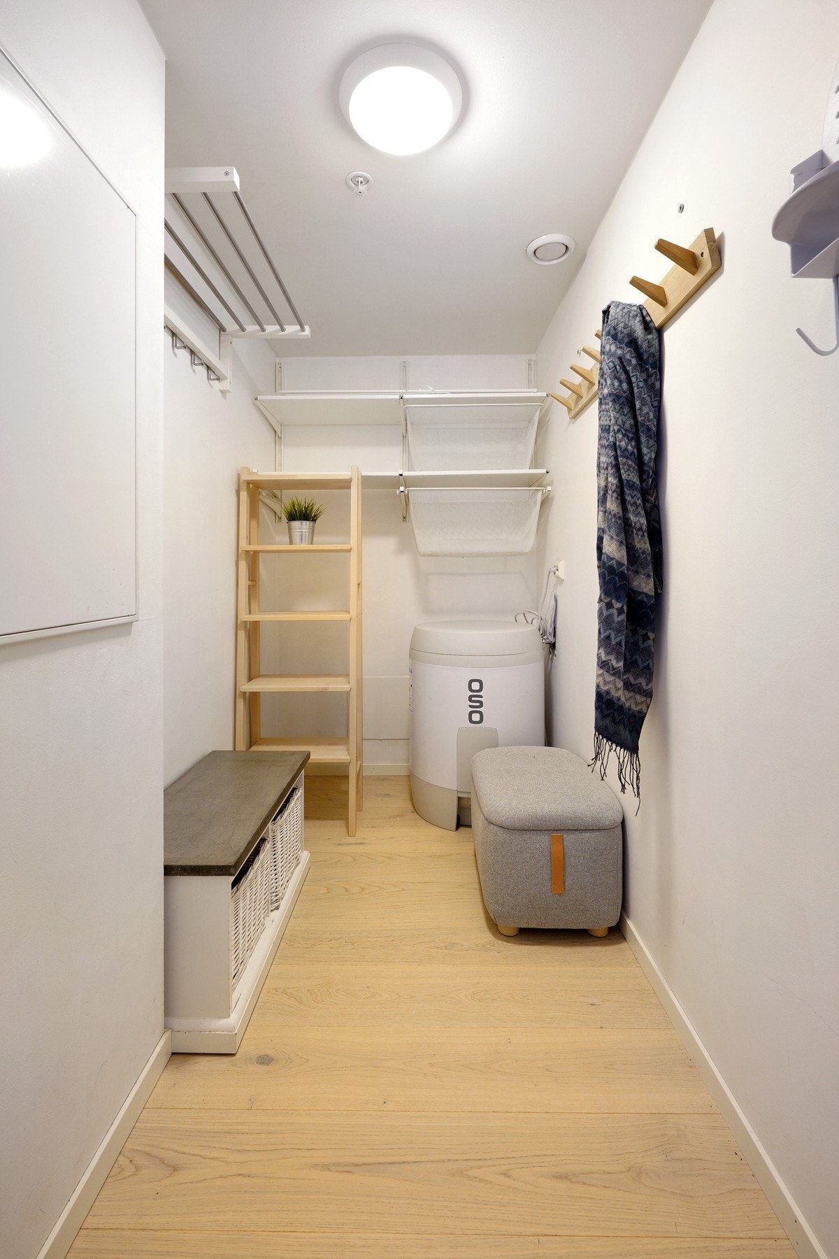 Innvendig bod/garderobe i gangen - i tillegg er det ekstra bod i kjelleren. Galleribilde