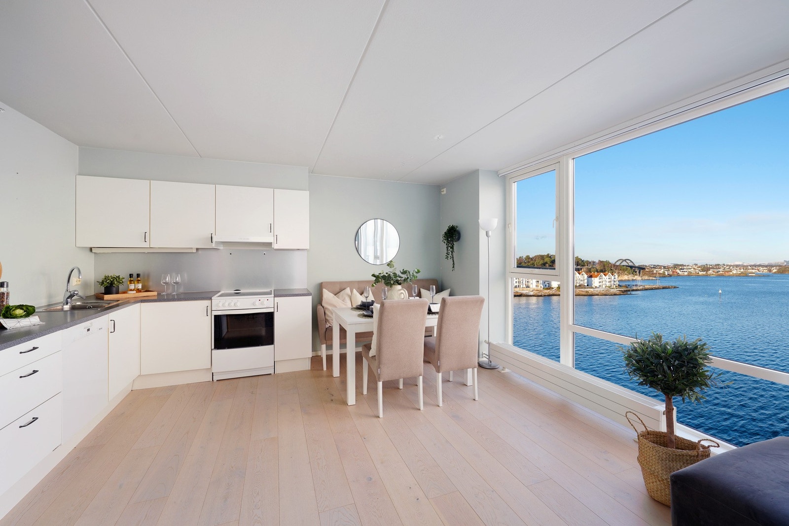 Plass til spisebord ved kjøkken. Galleribilde