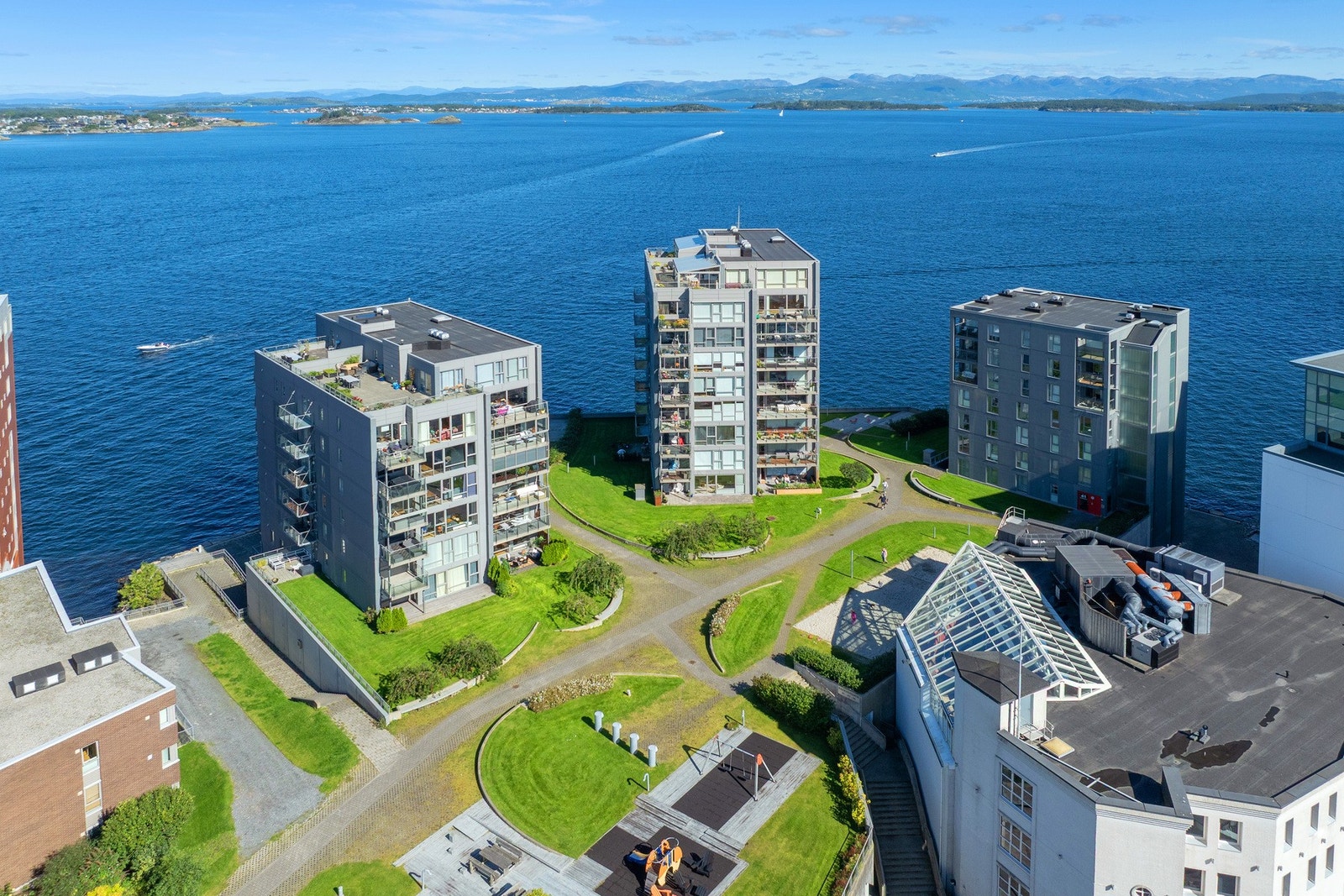 Nydelige områder rundt bygget. Sjønær beliggenhet. Galleribilde