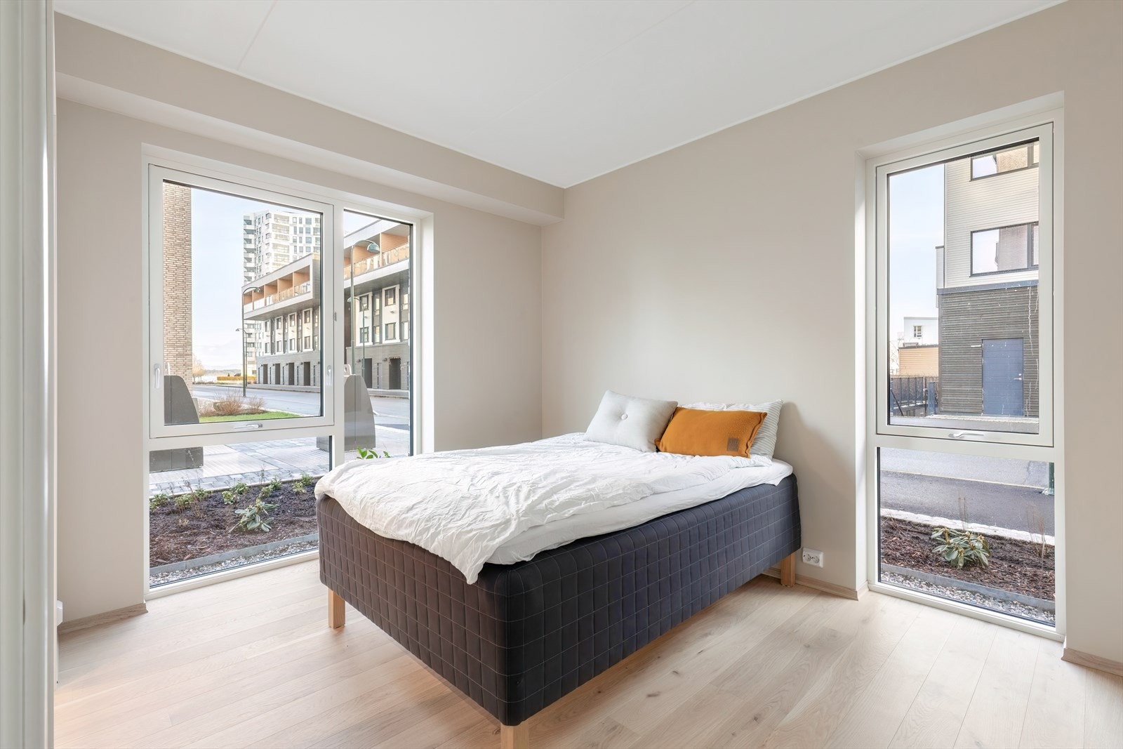 Soverom - Store vindusflater gir en god romfølelse Galleribilde