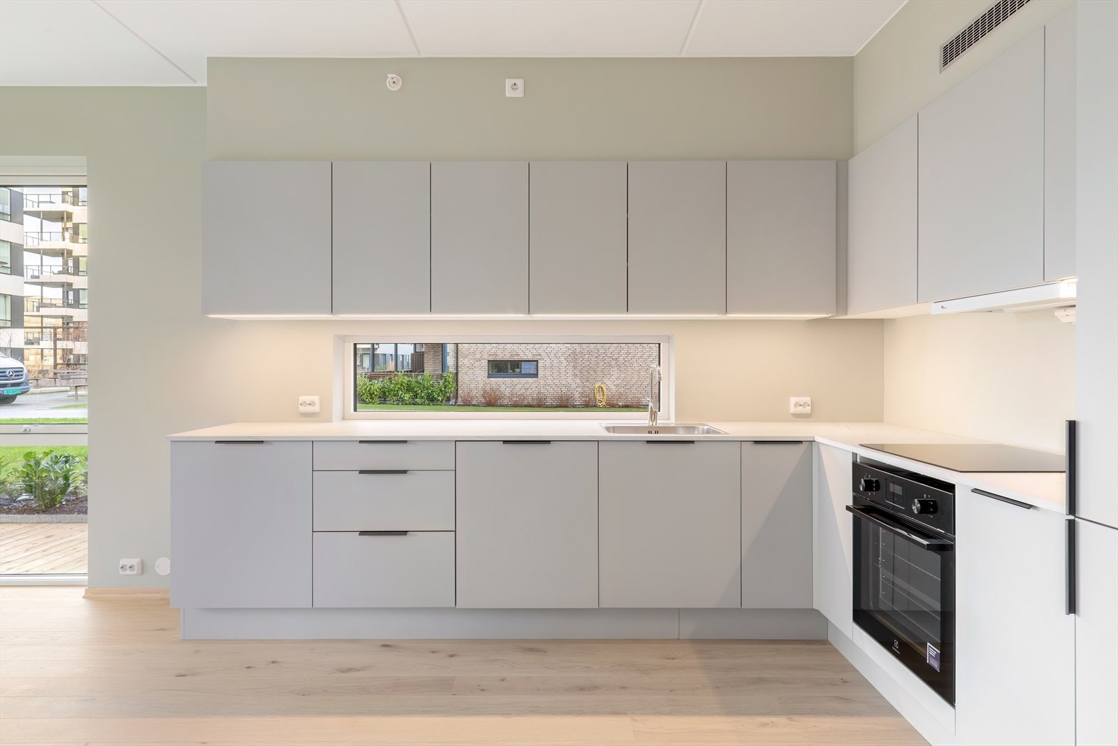 Lyse kjøkkenfronter og integrerte hvitevarer gir et stilrent uttrykk. Galleribilde