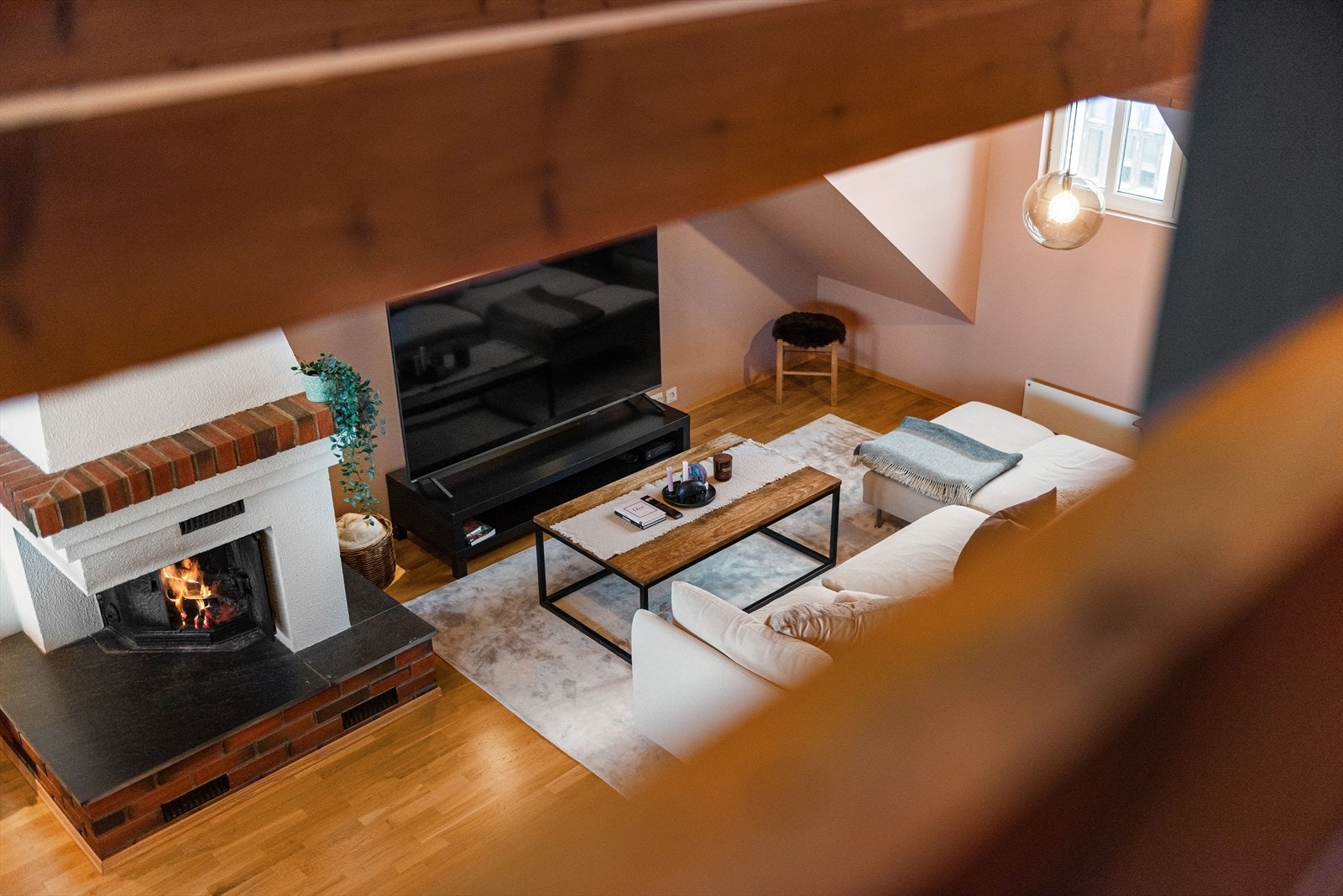 Peis og TV-område gir mulighet for både avslapning og underholdning. Her sett fra hemsen Galleribilde
