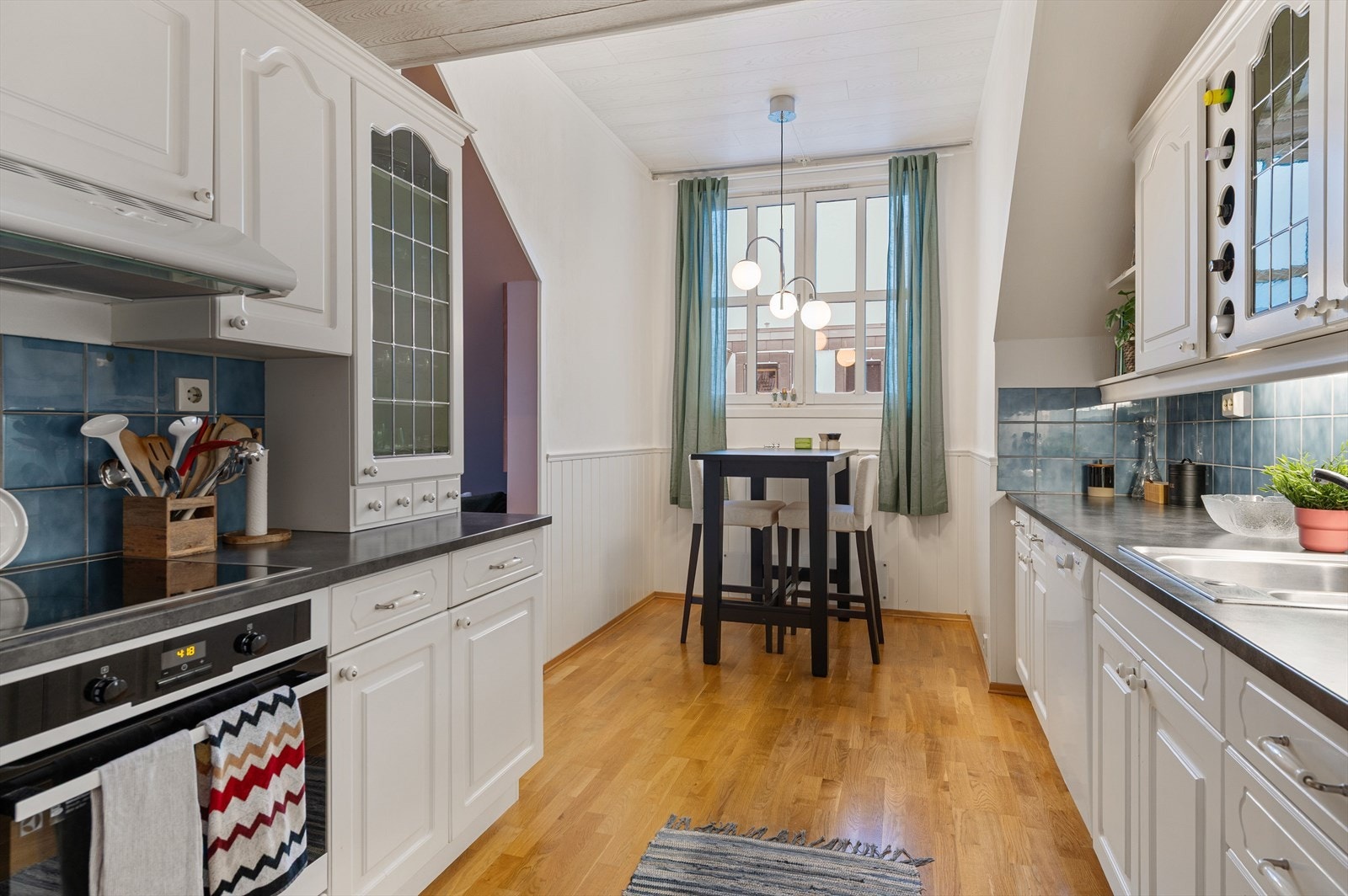 Spiseplass ved vinduet gir naturlig lys til kjøkkenområdet. Galleribilde