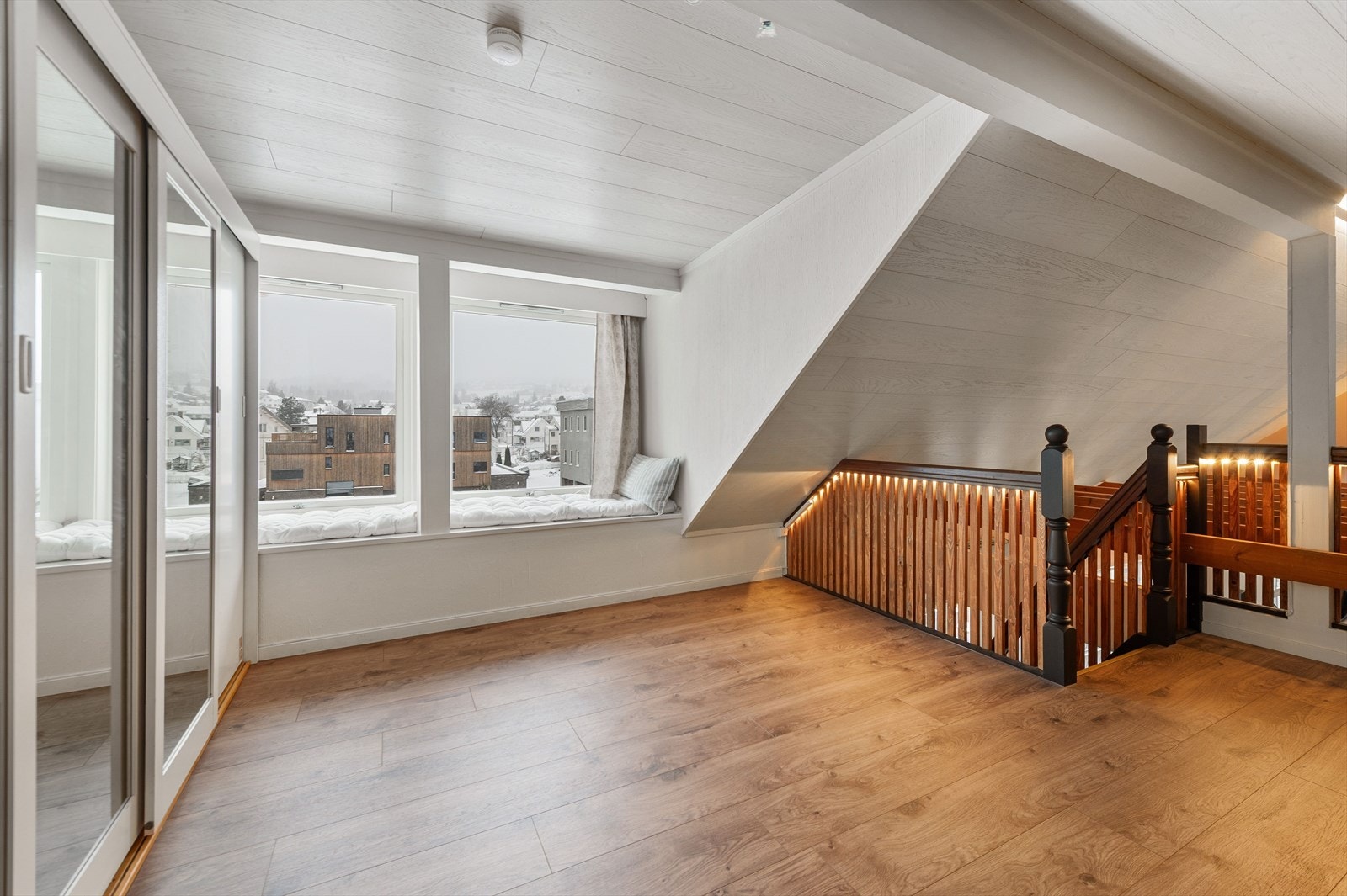 Store vinduer på hemsen gir godt lysinnslipp og utsikt over nærområdet. Parkettgulv og malte panelplater i taket gir et moderne preg. Galleribilde