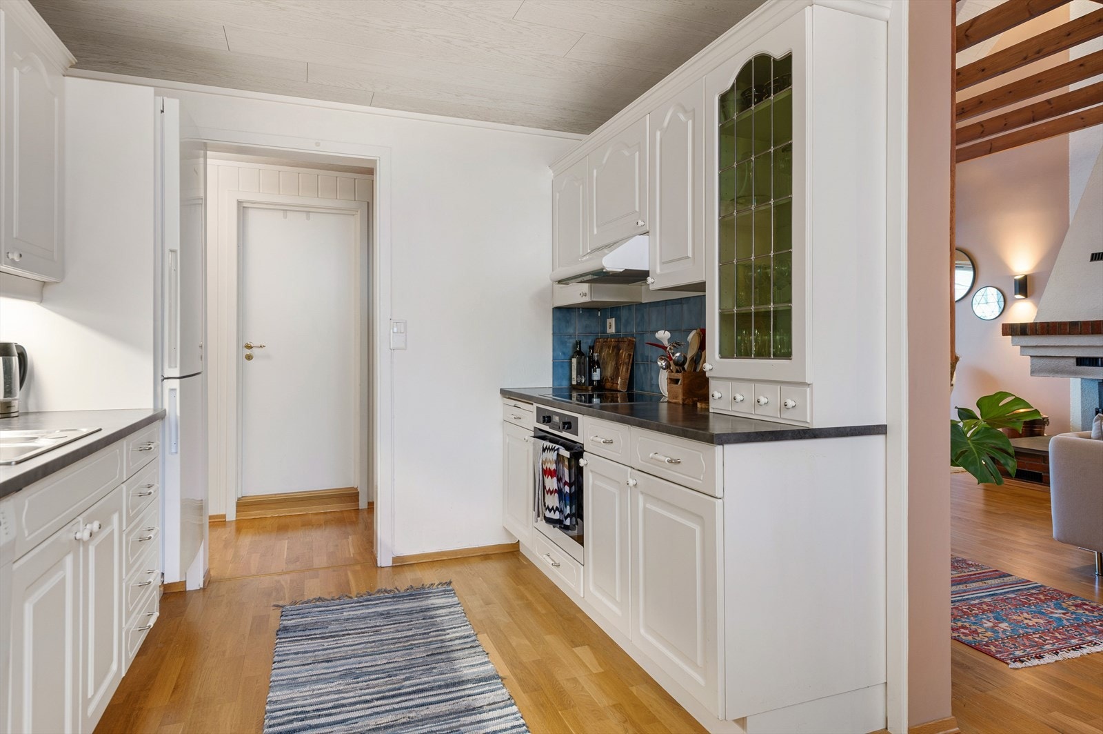 Parkettgulv gir en varm og innbydende følelse i kjøkkenet. Galleribilde