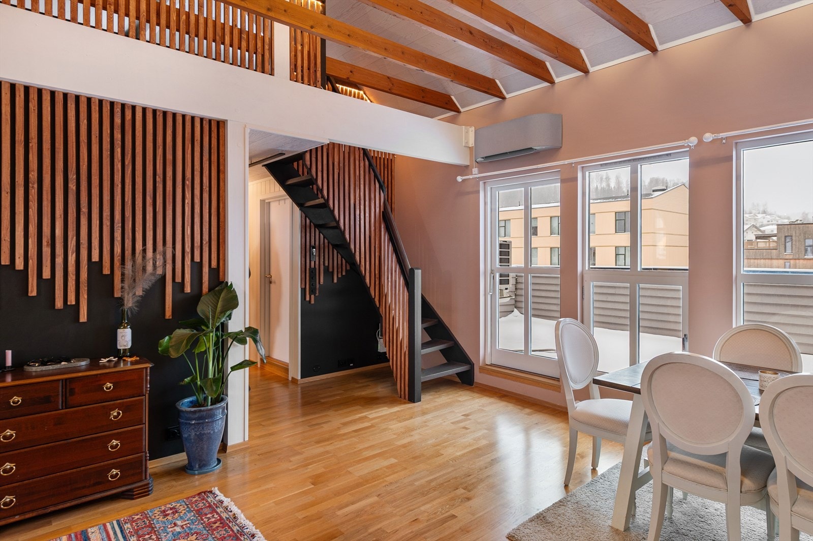 Synlige bjelker i taket gir en robust konstruksjon og trapp til hemsen i samme utførelse skaper stil og harmoni. Galleribilde