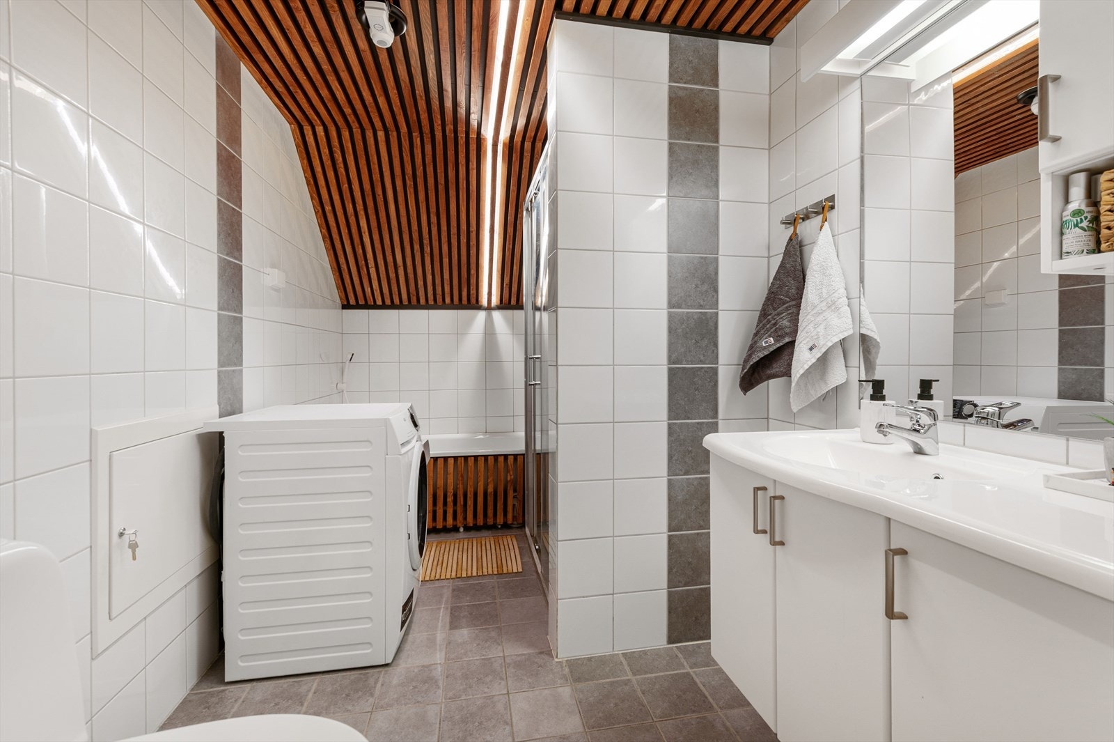 Elektriske varmekabler og mekanisk avtrekk sikrer komfort og god ventilasjon. Galleribilde