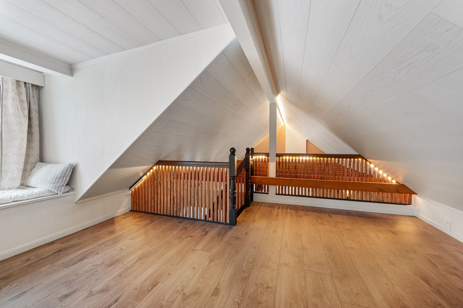 Åpen hems med plass til oppbevaring eller ekstra soveplass. Galleribilde