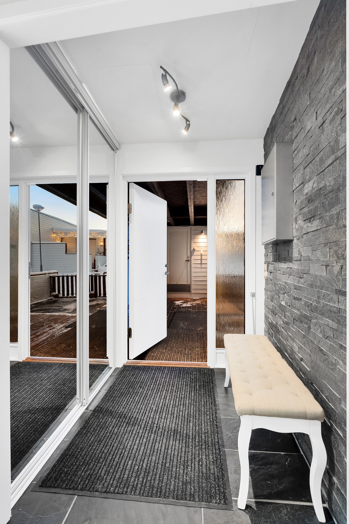 Praktisk entrè med skyvedørsgarderobe. Galleribilde