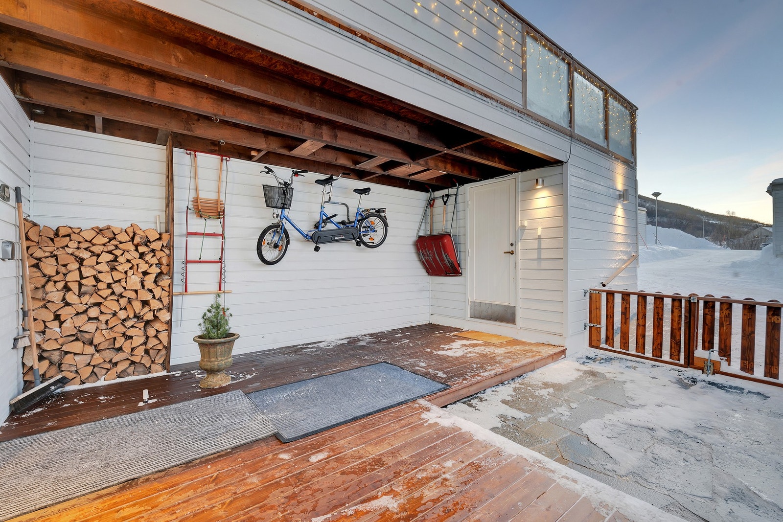 Inngangsparti og utvendig bod. Galleribilde